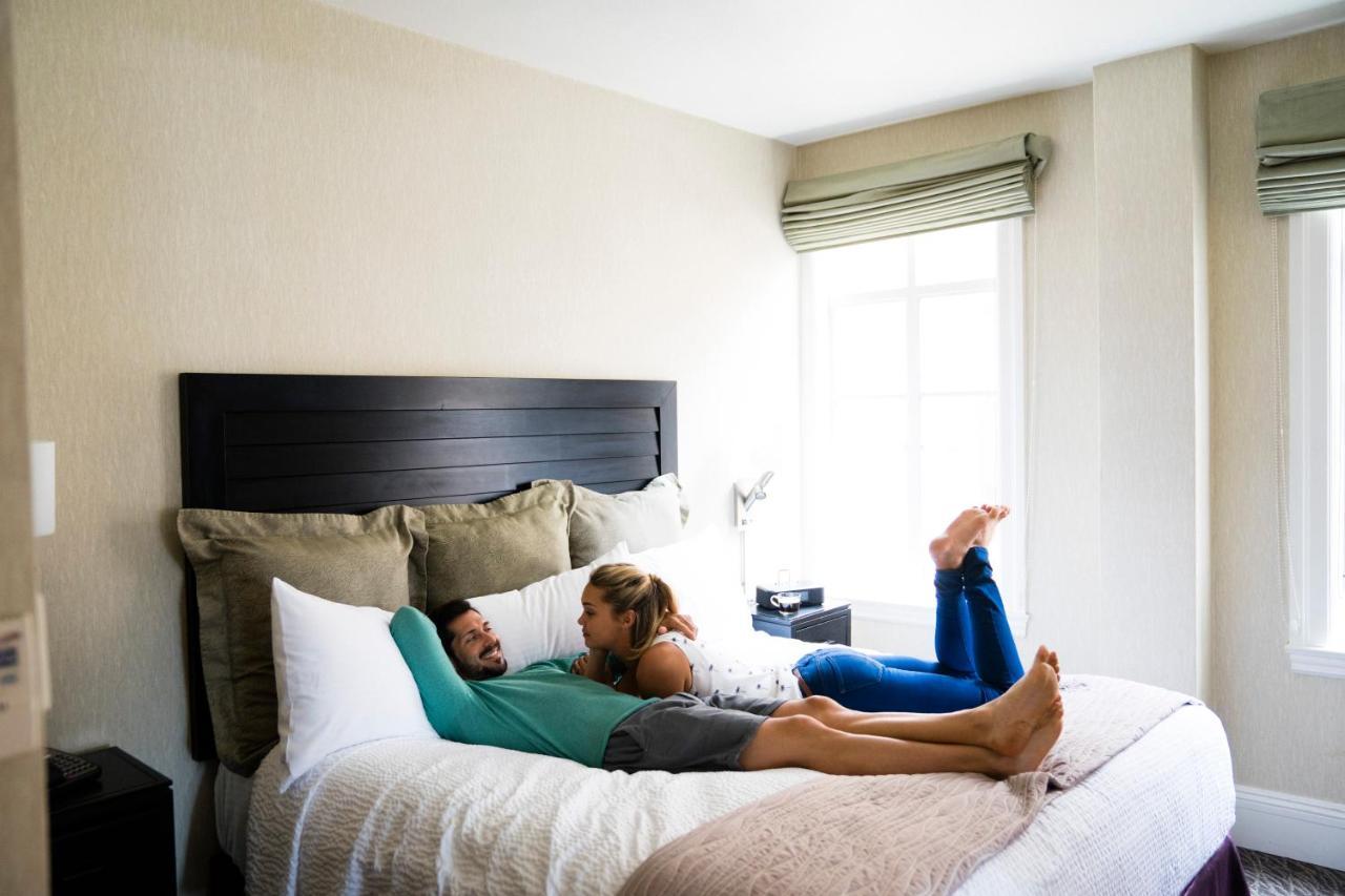 One Queen Bed,675257880:JPEG