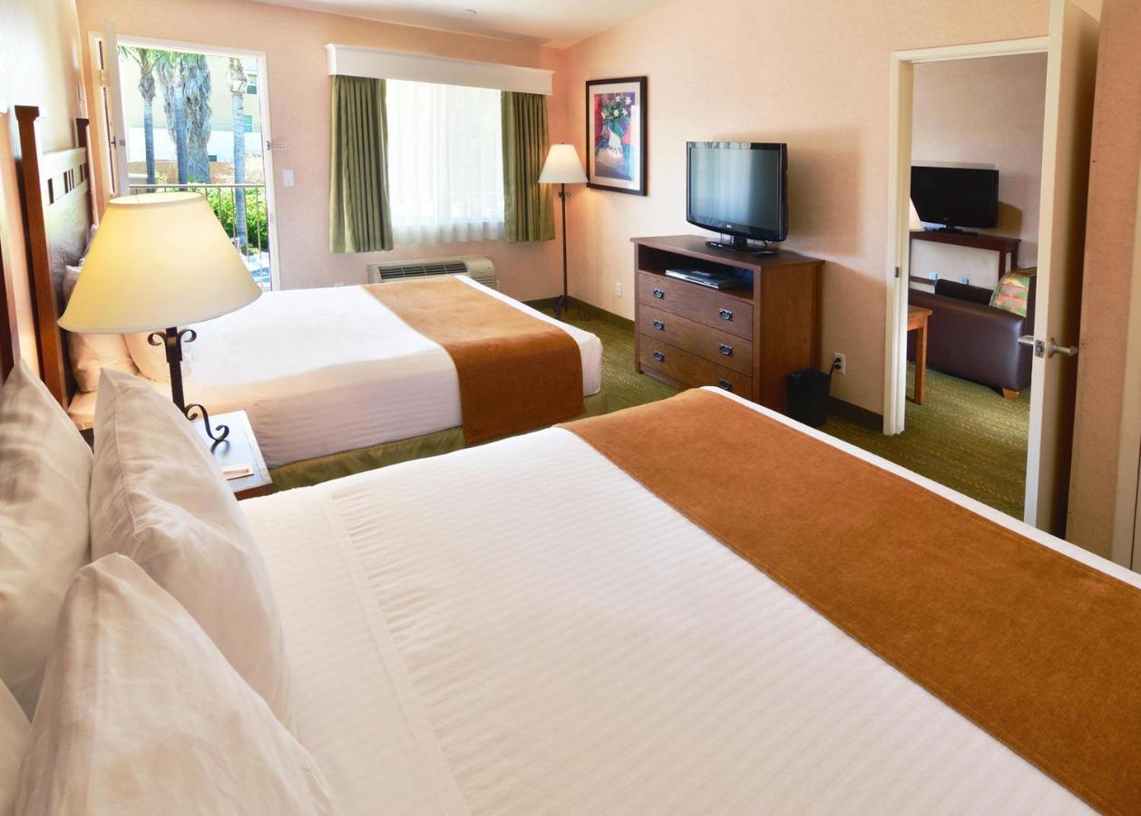 Queen Suite with Queen Beds - Non-Smoking