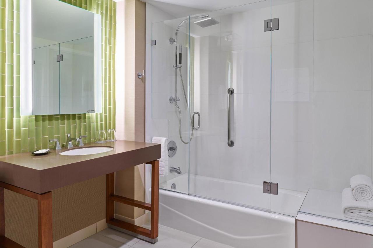 Deluxe Queen Room Two Queen Beds Hearing Accessible or Upper Floor,1498554316:JPEG