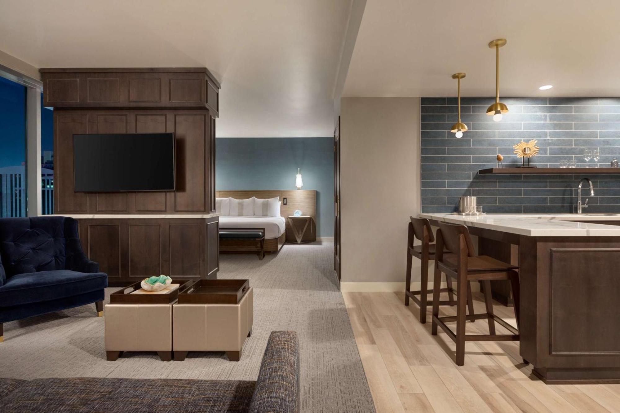 Junior King Suite City View