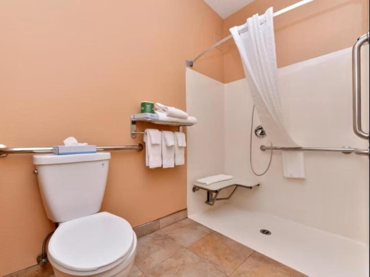 Queen Suite with Roll-In Shower - Disability Access