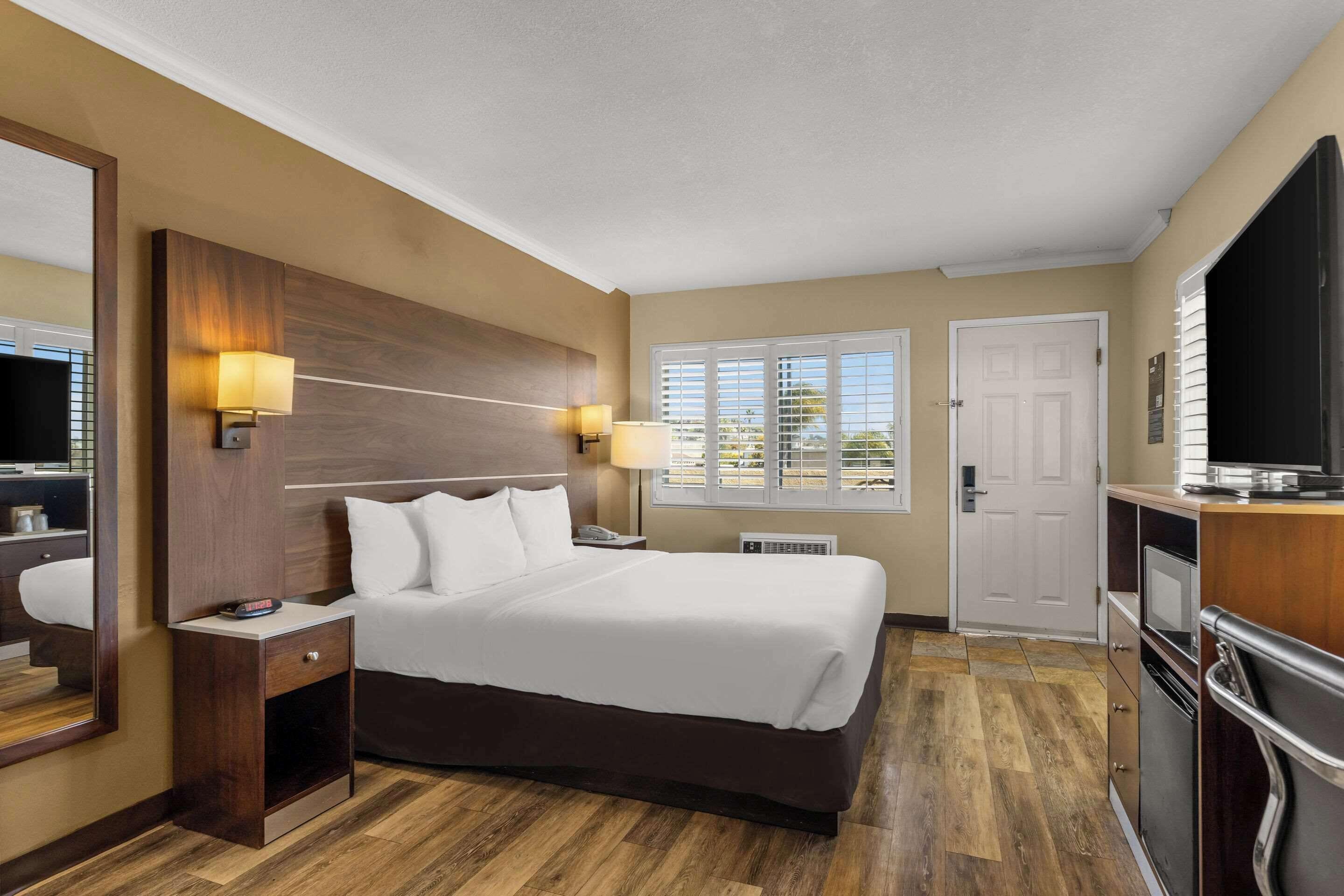 Standard Room 1 King Bed Non Smoking
