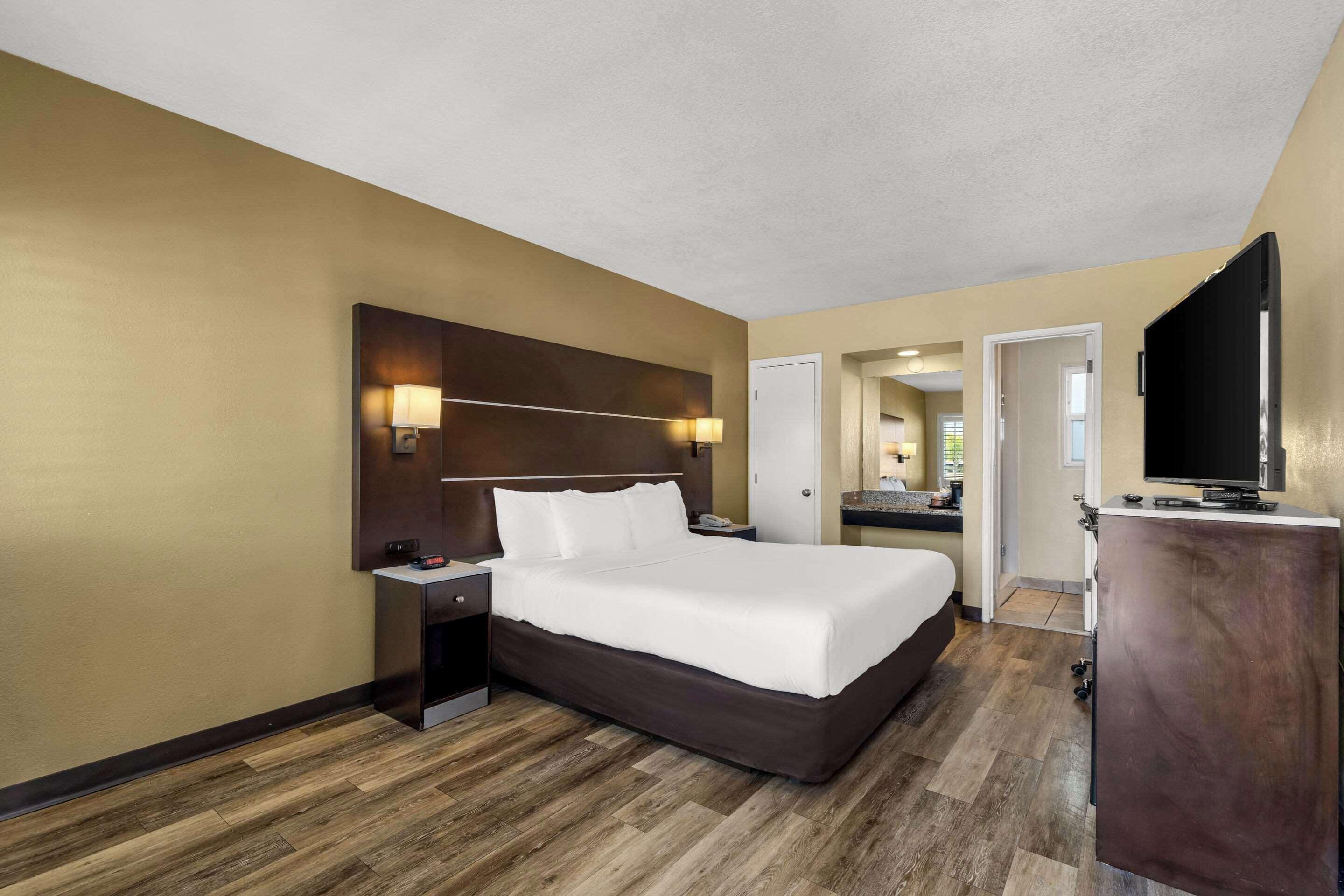 Standard Room 1 King Bed 1 Double Bed Non Smoking