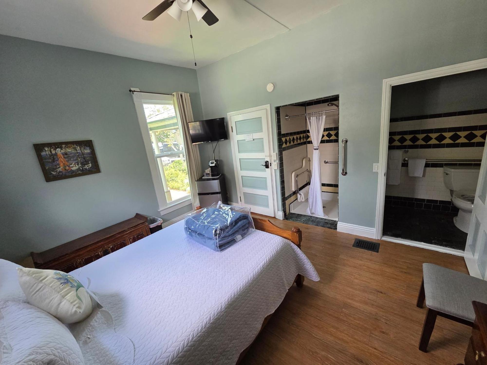 Queen Room Garden View