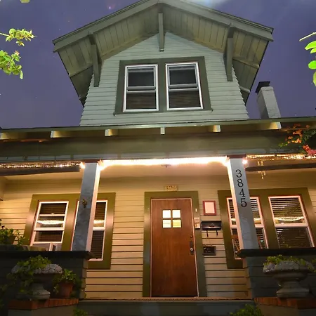 Hillcrest House Bed & Breakfast-3